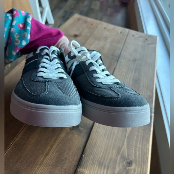 PENGUIN LACE UP SNEAKER Size 8.5 - Picture 6 of 9